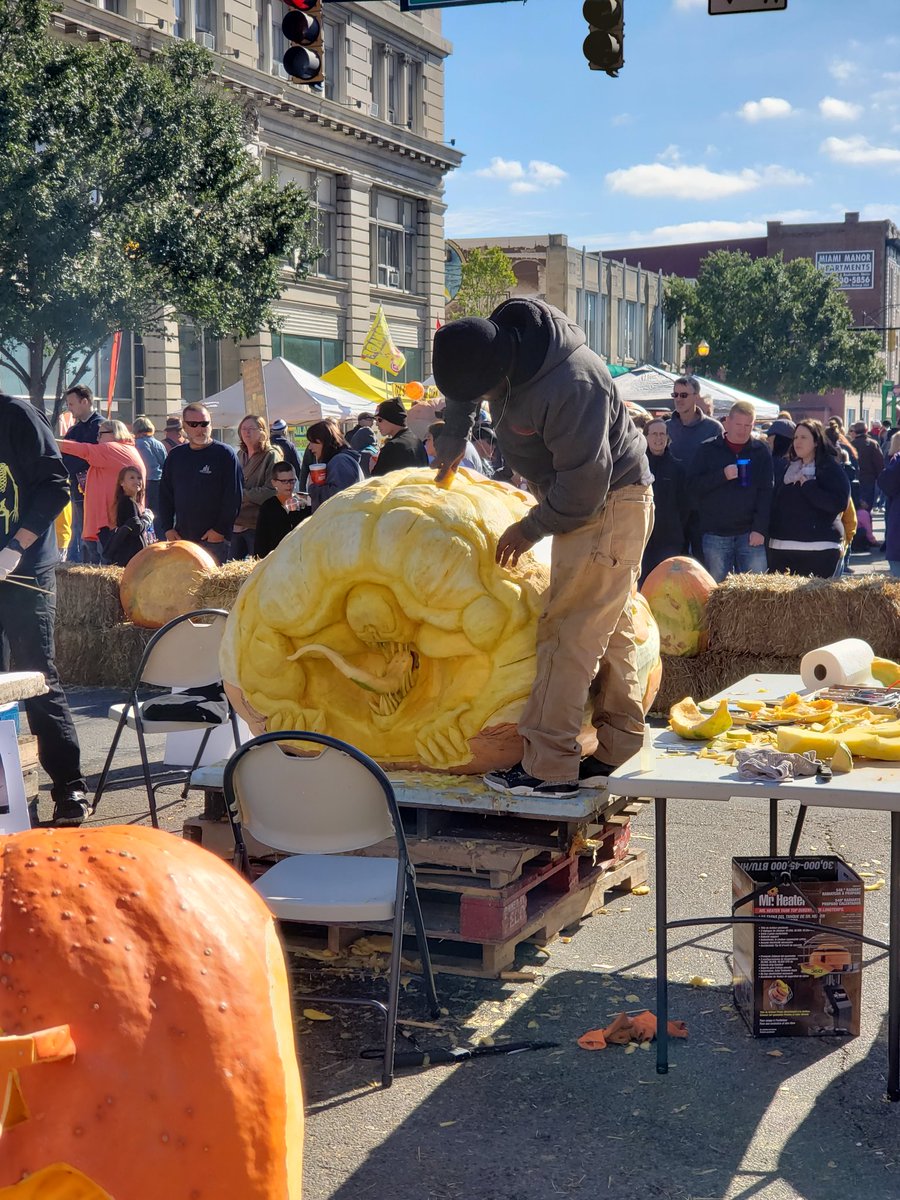 JMarkley0's tweet photo. The only thing bigger than these pumpkins they're carving at #operationpumpkin is the money you could be saving with @TMobile #AreYouWithUS https://t.co/p6Lzs1zFTJ
