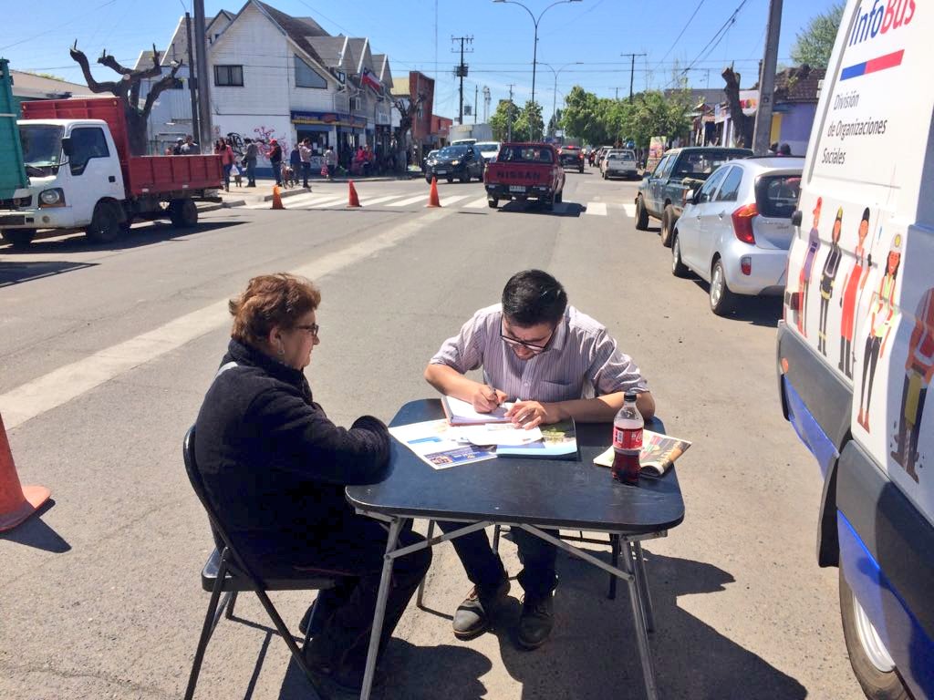 vocerianuble's tweet photo. 📣 Concurrida presencia de vecinos tuvo el recorrido del InfoBus 🚐  que tuvo su estreno en #Ñuble en la comuna de #Quillón lugar donde el seremi de Gobierno @renancabezas acompañó al director regional de la @dos_segegob Ignacio Lagos. Este domingo estaremos en Bulnes!!. https://t.co/EBIEFFYXHV