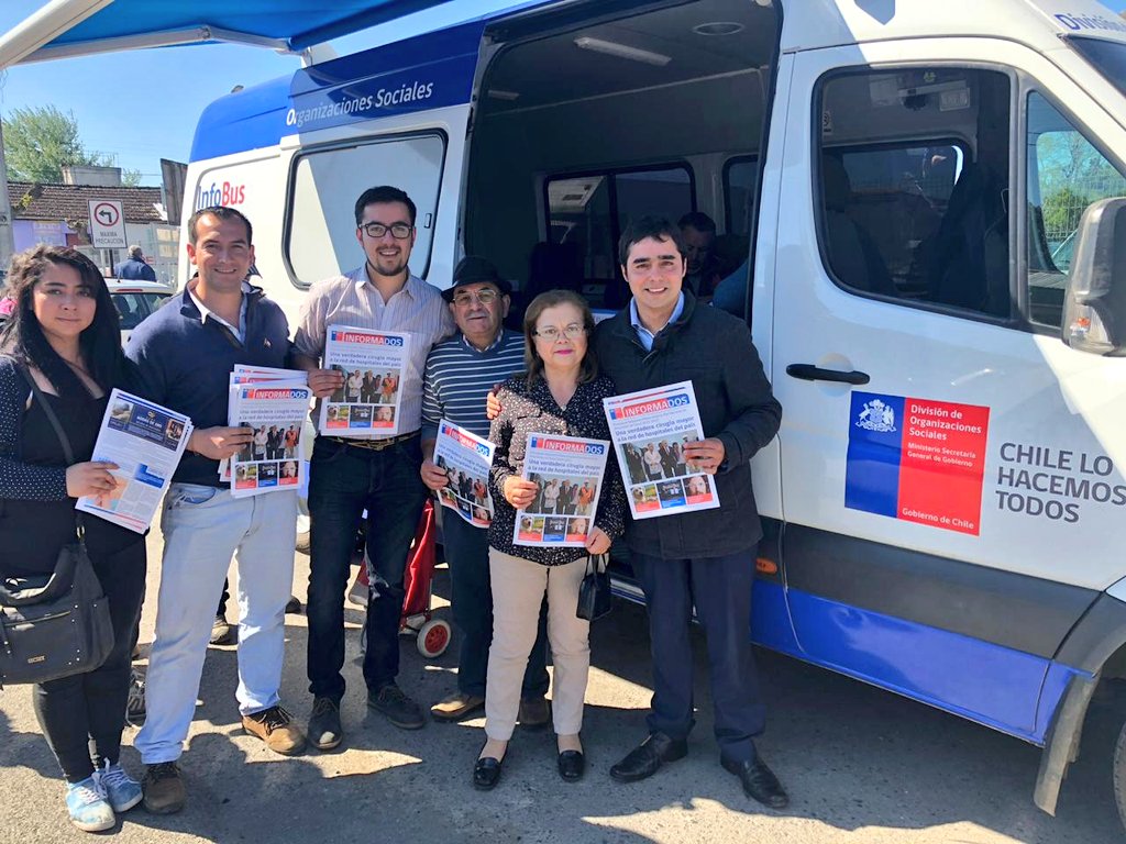 vocerianuble's tweet photo. 📣 Concurrida presencia de vecinos tuvo el recorrido del InfoBus 🚐  que tuvo su estreno en #Ñuble en la comuna de #Quillón lugar donde el seremi de Gobierno @renancabezas acompañó al director regional de la @dos_segegob Ignacio Lagos. Este domingo estaremos en Bulnes!!. https://t.co/EBIEFFYXHV