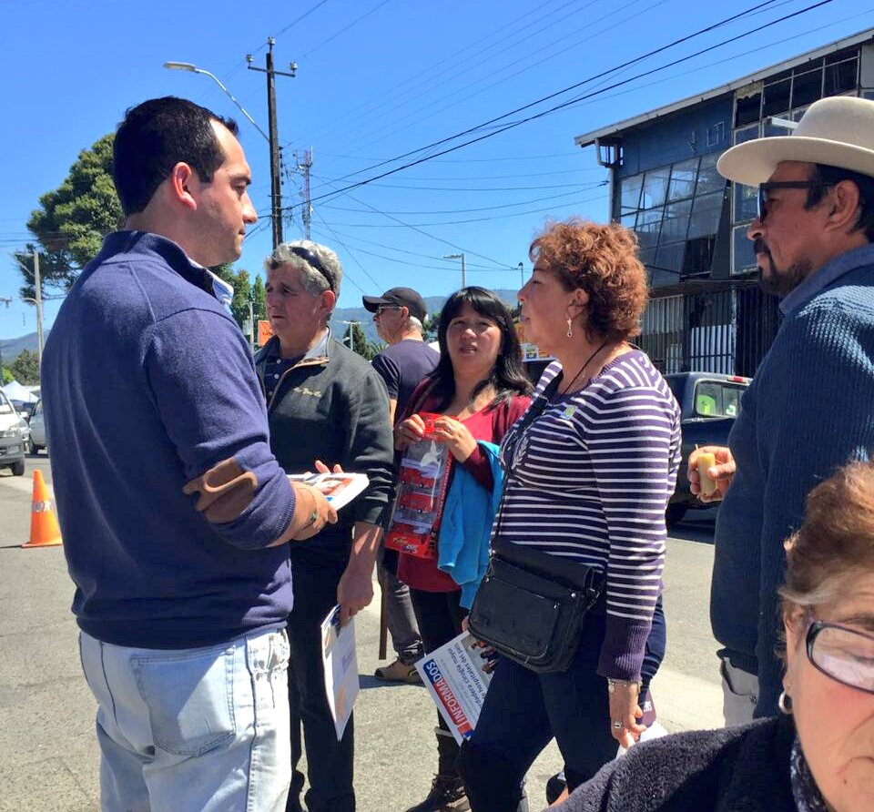 vocerianuble's tweet photo. 📣 Concurrida presencia de vecinos tuvo el recorrido del InfoBus 🚐  que tuvo su estreno en #Ñuble en la comuna de #Quillón lugar donde el seremi de Gobierno @renancabezas acompañó al director regional de la @dos_segegob Ignacio Lagos. Este domingo estaremos en Bulnes!!. https://t.co/EBIEFFYXHV