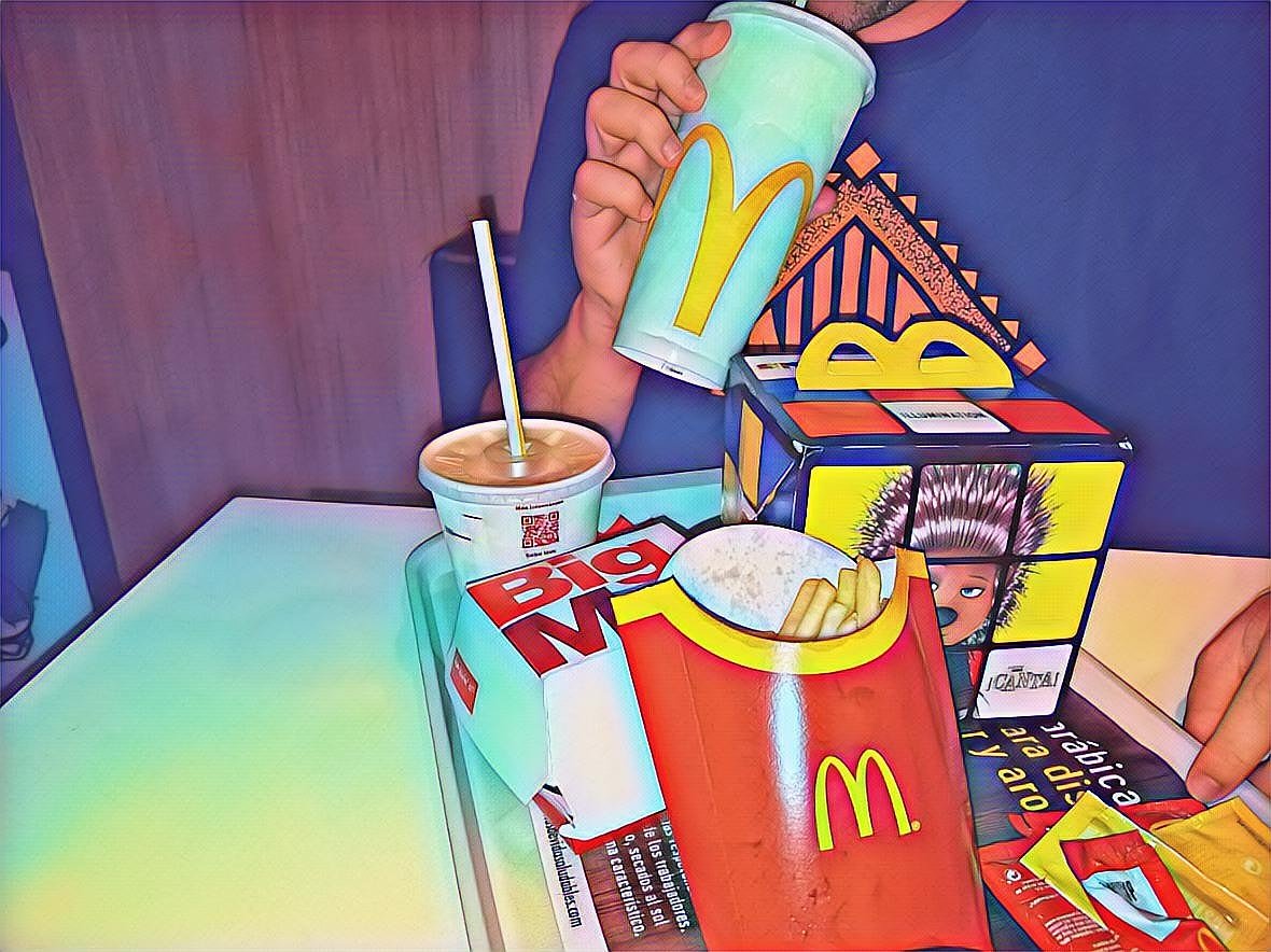 McDonaldSPablo's tweet photo. Noche de #McDonalds 🍟🍔y #peli 📺
¿Y tú? ¿Como estas pasando el puente?
#Gru3 #Rubiks #NochesQueMolan https://t.co/b6L3Daa28T