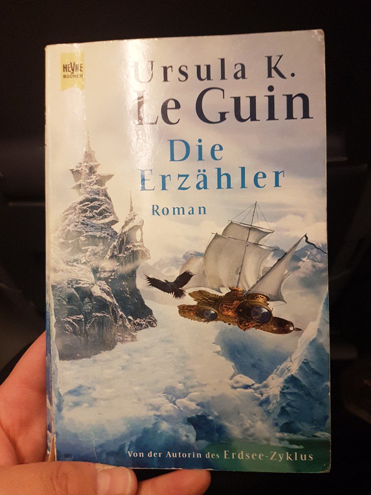 t_matam_t's tweet photo. Wenn ich jemals so schreiben kann, wie #ursula Le Guin, habe ich alles erreicht.
Die Erzähler/The Telling ist ein sehr intimes und nahegehendes Buch, das mit einem Twist endet, den man erst mal verarbeiten muss. Unbedingt lesen!
#mindblown #ThinkUrsula #fbm18 #FBM2018 https://t.co/jUa7MjKOin