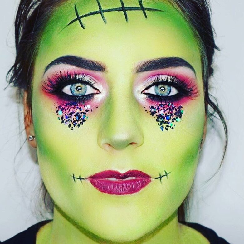 SmrchsYear10's tweet photo. Ex-pupil Amy has a bright future ahead after leaving @SMRCHS & graduating from York University in 2016 with a Foundation Degree in Makeup, Hair & Special Effects for TV & Film, dreams do come true with hard work & commitmentππΌ#AimHigh #expupil #weareproud #teamsmrchs #gradescount https://t.co/HpH32YyAgY