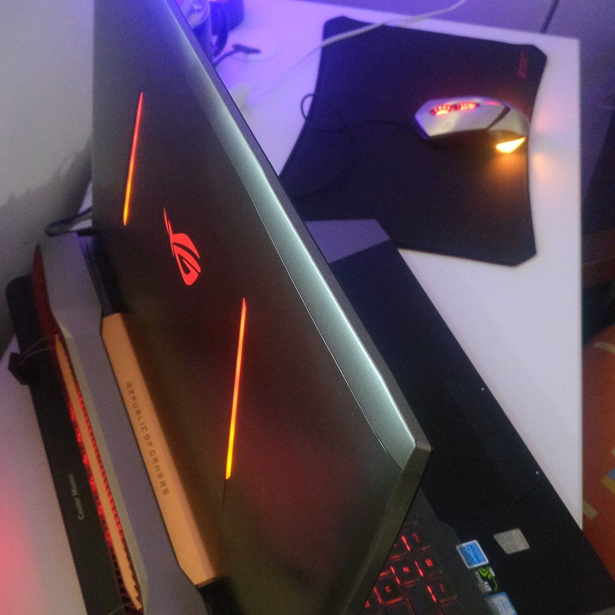 Code_Media_'s tweet image. Workstation