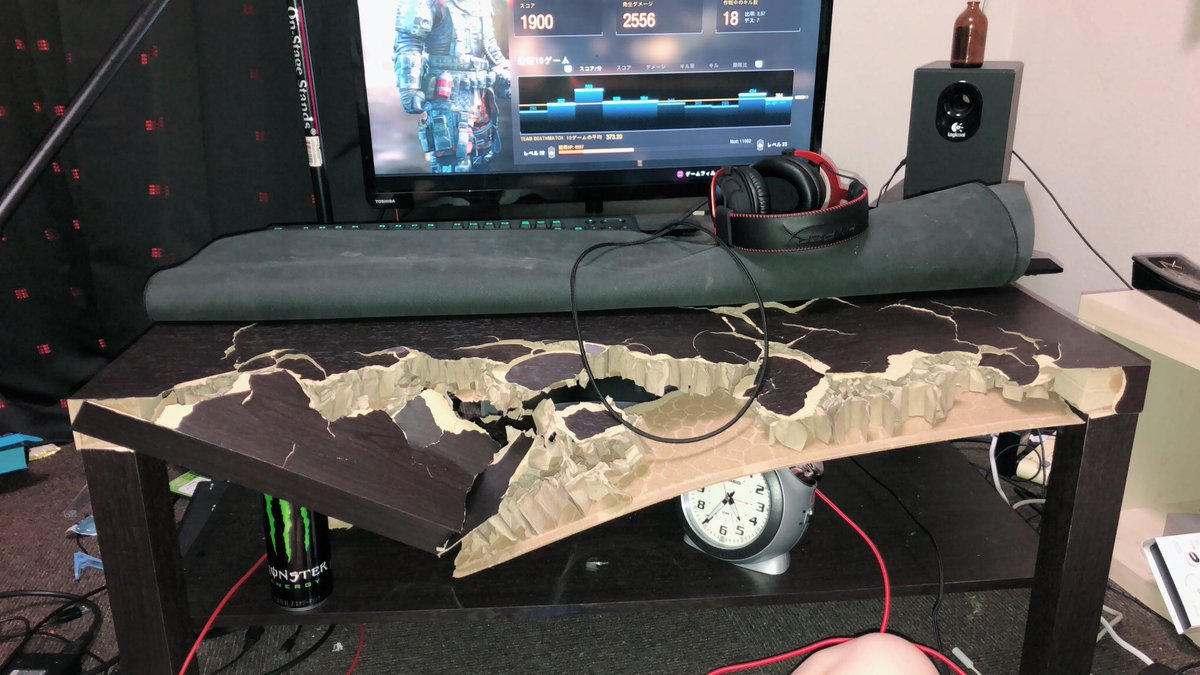 ゲームやると机がこうなるから良くないよな ゲームやると机がこうなるから良くないよな