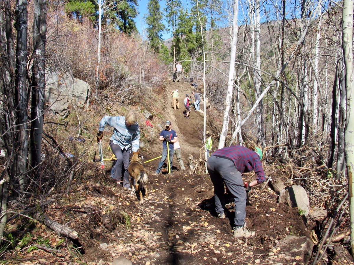 JeffKerkove's tweet image. Coming soon to the Vail Valley thanks to a lot of hard working volunteers, the USFS and the VVMBA: Everkrisp Trail 👌🏻
—
#vvmba #trailwork #vail #colorado