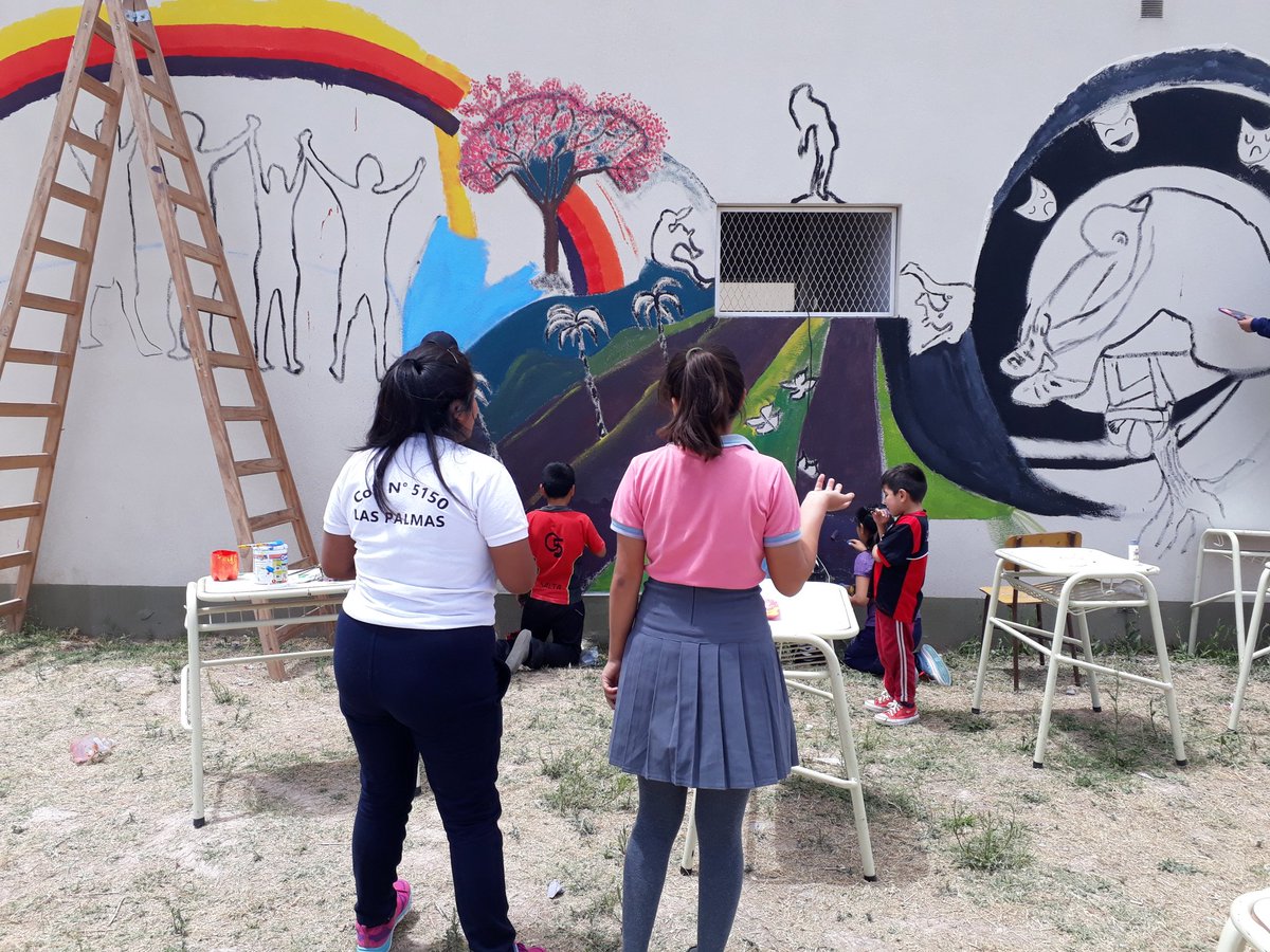 RoaParedesNidi1's tweet photo. #ESA #LASPALMAS EN EL TALLER DE ARTE #MURAL #resignificado y creando a través de la #identidad, valores y abordando #problemáticas actuales en la niñez y adolescencia creando vínculos interdiciplinariamente con distintas areas curriculares siendo partícipes en las acciones https://t.co/zqxvcziIBh