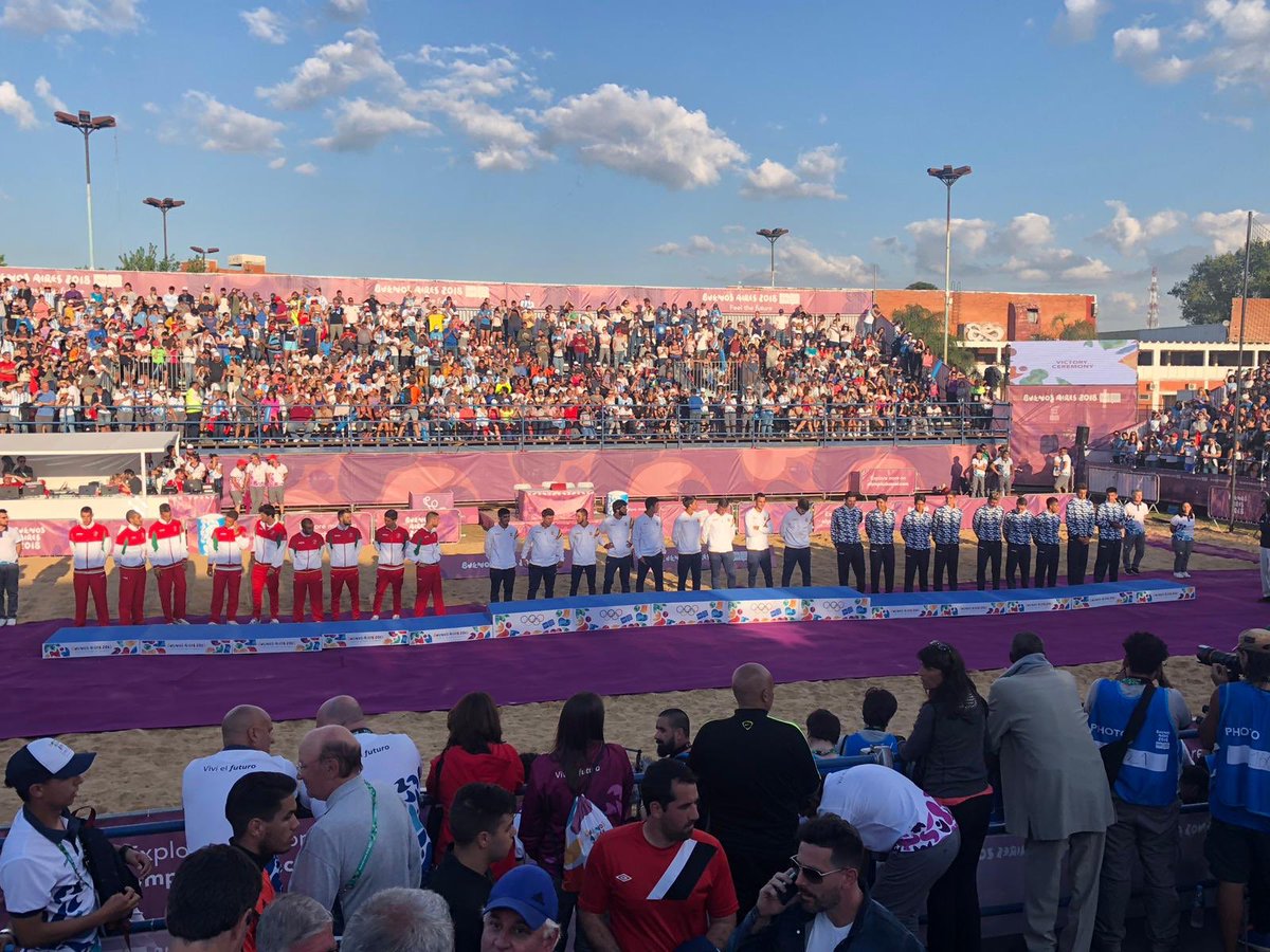 📸 #BuenosAires2018 | Los #HispanosJuvenilesArena, preparados para recibir la medalla de oro 🥇 de <a href="/BuenosAires2018/">Buenos Aires 2018</a>. 🔝