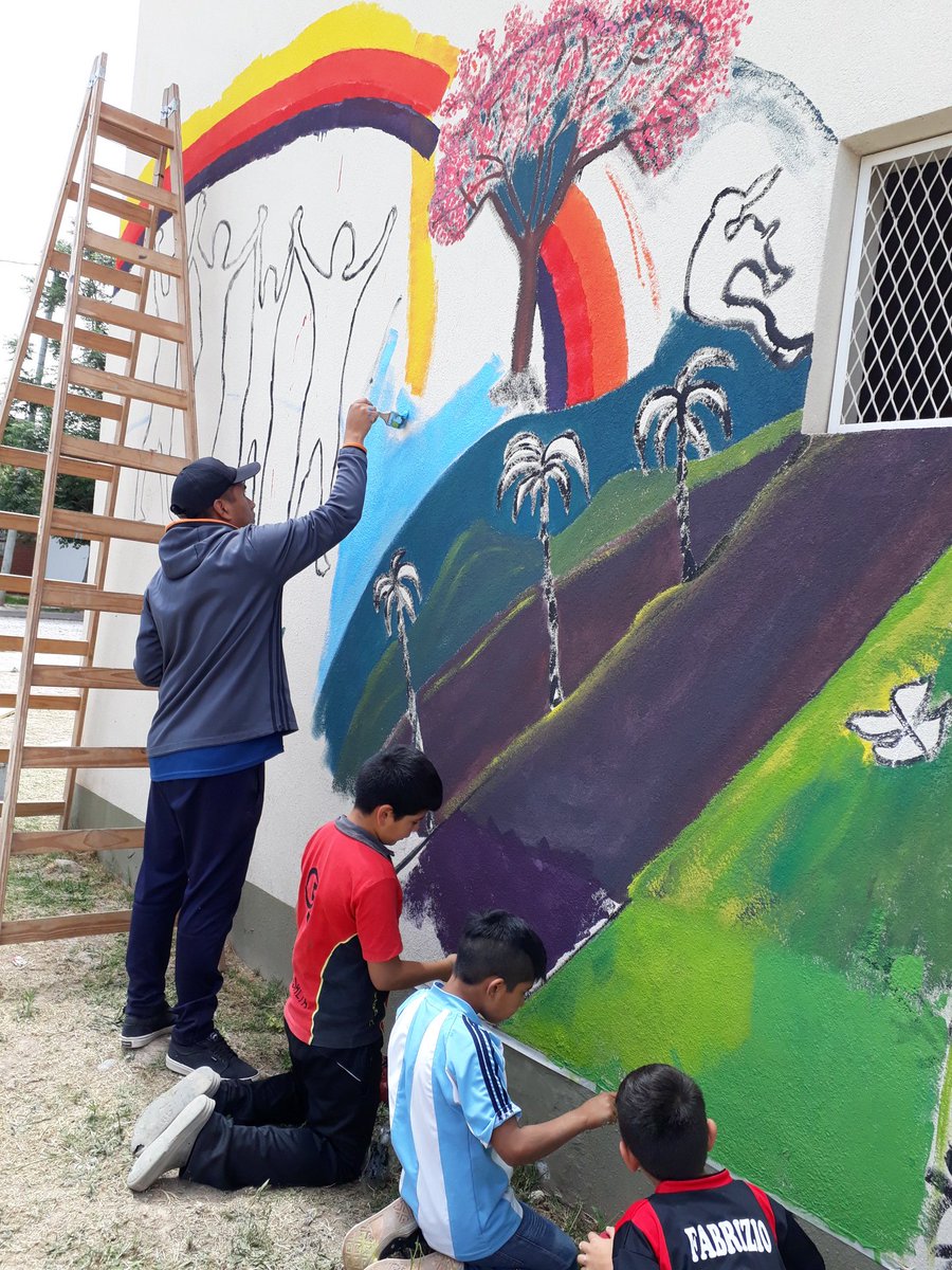 RoaParedesNidi1's tweet photo. #ESA #LASPALMAS EN EL TALLER DE ARTE #MURAL #resignificado y creando a través de la #identidad, valores y abordando #problemáticas actuales en la niñez y adolescencia creando vínculos interdiciplinariamente con distintas areas curriculares siendo partícipes en las acciones https://t.co/zqxvcziIBh