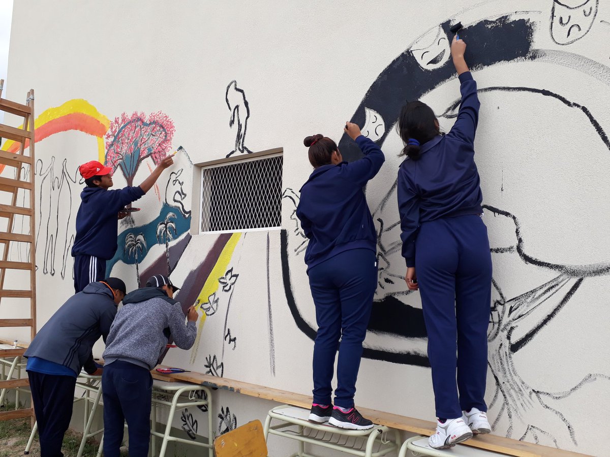RoaParedesNidi1's tweet photo. #ESA #LASPALMAS EN EL TALLER DE ARTE #MURAL #resignificado y creando a través de la #identidad, valores y abordando #problemáticas actuales en la niñez y adolescencia creando vínculos interdiciplinariamente con distintas areas curriculares siendo partícipes en las acciones https://t.co/zqxvcziIBh