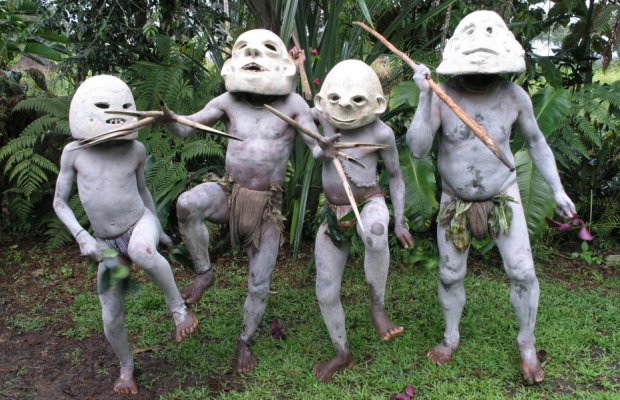 whatisalt236's tweet photo. Je viens de découvrir l'existence de la tribu des Asaro de Papouasie Nouvelle Guinée... Leurs rites tournent autour de masques de boue censés terrifier leur ennemis, ce qui leur vaut leur surnom de "mudmen". Leurs masques sont ahurissants <3 https://t.co/IsMRoMA7Af