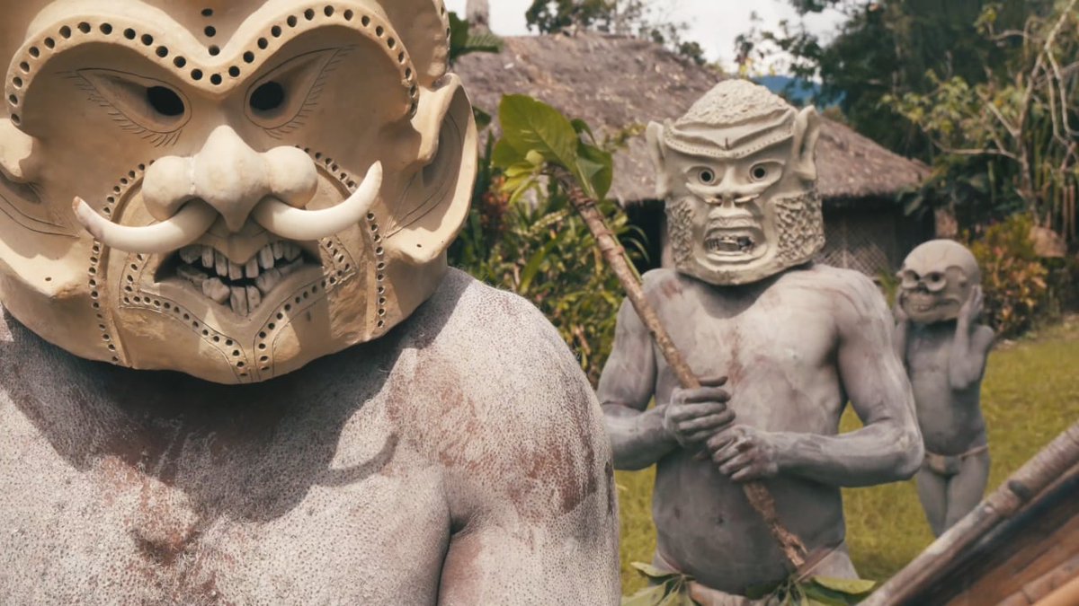 whatisalt236's tweet photo. Je viens de découvrir l'existence de la tribu des Asaro de Papouasie Nouvelle Guinée... Leurs rites tournent autour de masques de boue censés terrifier leur ennemis, ce qui leur vaut leur surnom de "mudmen". Leurs masques sont ahurissants <3 https://t.co/IsMRoMA7Af