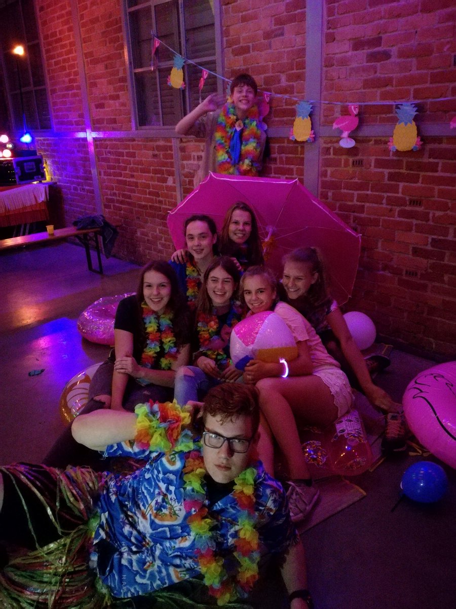 KletskoppenWSJ's tweet photo. Waar is dat feestje? Hier isbdat feestje! Discoavond met de #Kletskoppen en een afsluitend kampvuur tijdens het clusterweekend #Dansen #Fotoshoot #Vlammen https://t.co/rNbnbzgxT1