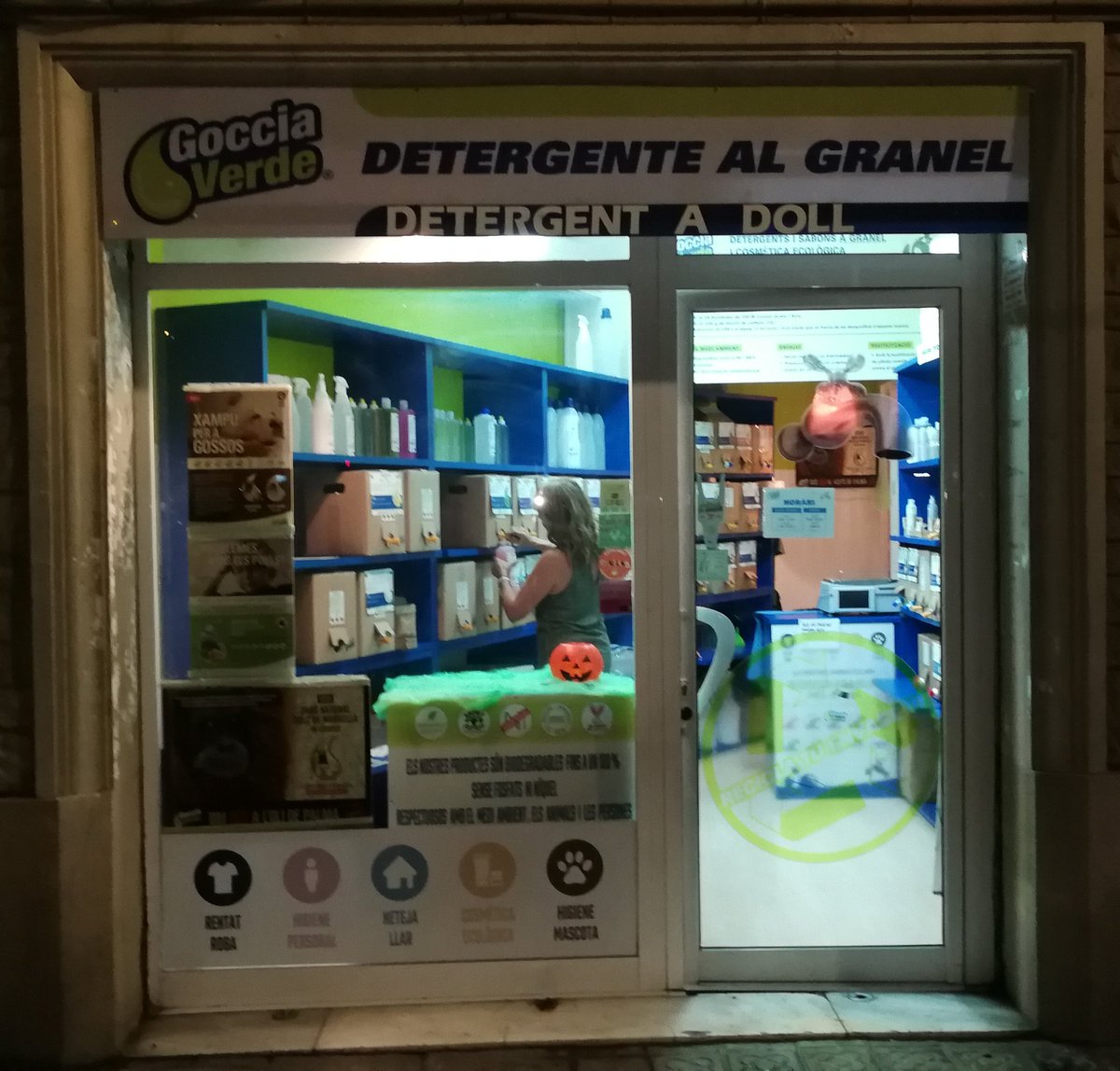 faberense's tweet photo. La persona con la que comparto mi vida hoy ha iniciado un nuevo proyecto profesional.
trabajadora,humilde,comprometida y ecologica.
@LoliMartos te deseo lo mejor, lo mereces 😍😘#residuoscero #comercioverde #ceroplastico #vegano #comerciodeproximidad #satantoni #Barcelona https://t.co/ANzhqZKNCq