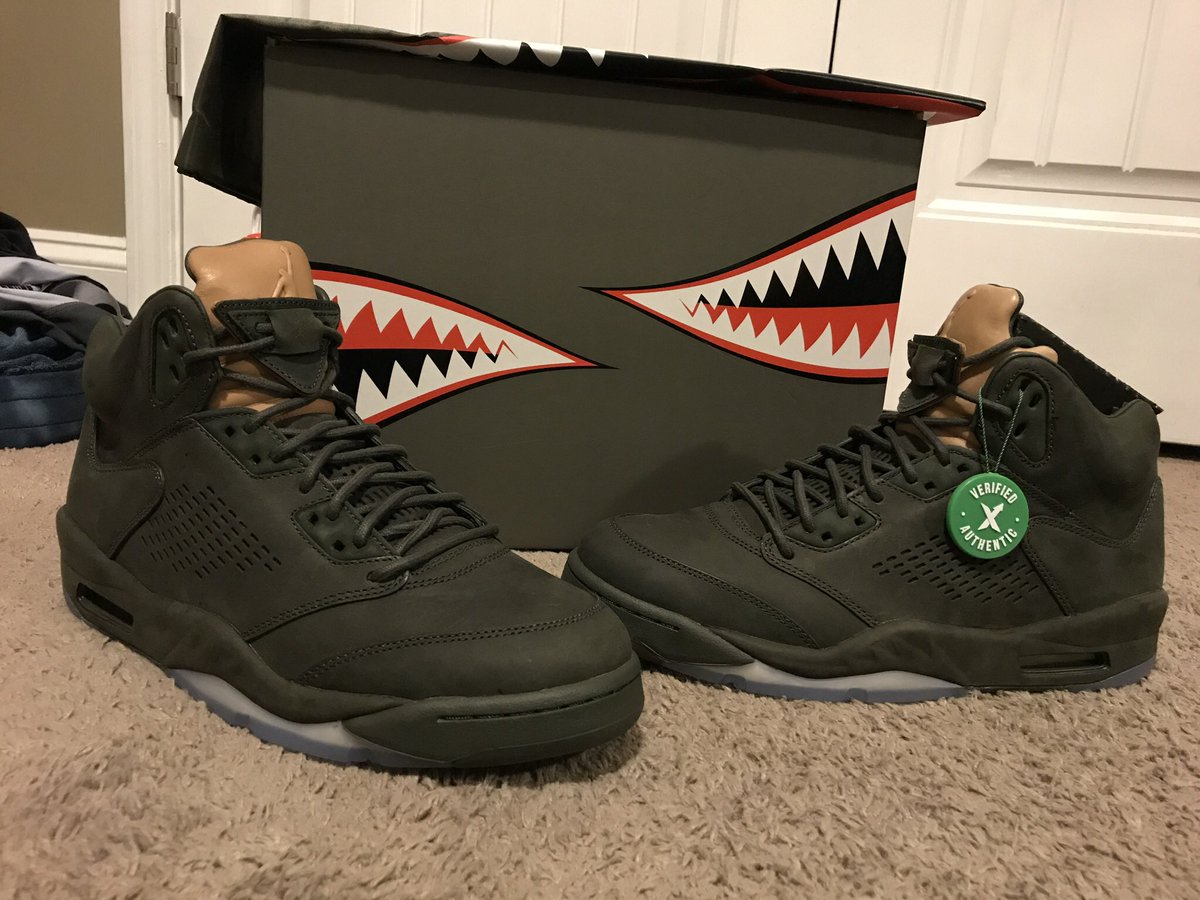 PrinceJSneakerz's tweet photo. I’m sorry y’all I was busy last night but here it goes nobody in SC GOT THSES the #TakeFlight5 ima sell them for $350 or &amp;400 somebody HMU if y’all want thses cause it’s small on my feet https://t.co/0fX4JBQG88