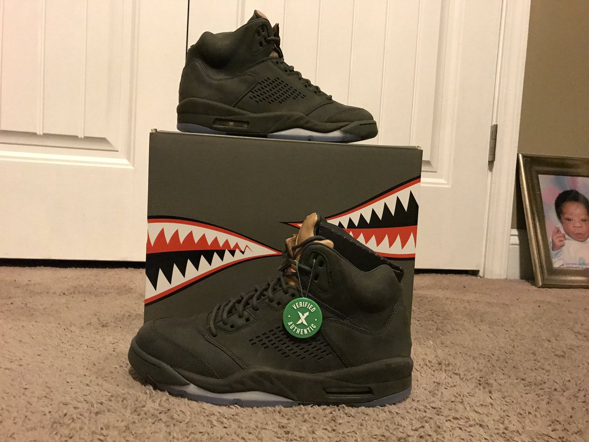 PrinceJSneakerz's tweet photo. I’m sorry y’all I was busy last night but here it goes nobody in SC GOT THSES the #TakeFlight5 ima sell them for $350 or &amp;400 somebody HMU if y’all want thses cause it’s small on my feet https://t.co/0fX4JBQG88