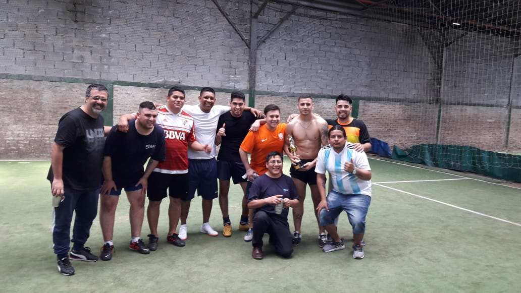X fin llegó torneo empleado de comercio  Raz y CIA..gracias a los cumpas x la buena onda ⚽️⚽️🏆🏆
#UnidosPodemos #elequipoderamon 
@RamonMuerzaSEC <a href="/martincho0626/">Martin Alcaraz</a> <a href="/aldecoto/">alberto aldeco</a> <a href="/OrellanoMario/">Mario A. Orellano</a> <a href="/SubOrganizacion/">jose medina</a> <a href="/amadomario/">Mario Amado</a> <a href="/potigian1973/">guille73</a> <a href="/Marcos46402739/">Marcos torres</a> <a href="/SebastianZotto/">Sebastián Zotto</a>