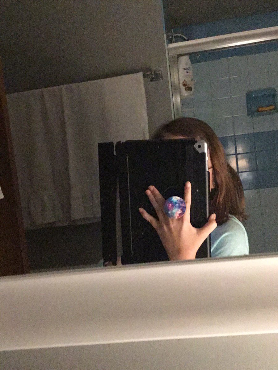 CacheSavannah's tweet image. I got! A new popsocket today from Gettysburg’s outlet! Piece out galaxy squad!