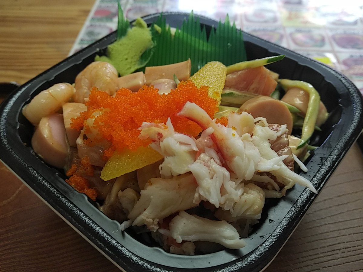 笹塚丼丸 おはようございます 笹塚丼丸です 本日の日替わりは たらば蟹入りマヨバラ丼 です 丼 のネタとしては初めてなタラバガニそして魚肉ソーセージ これらを相性がいいマヨネーズと和えてマヨバラ丼に 高級食材なカニと比較的安価な食材の