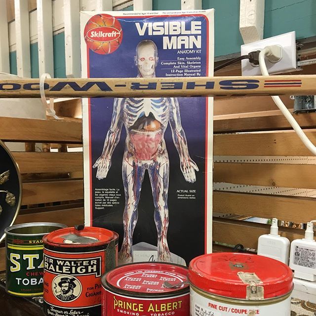 FMEphemera's tweet image. I’m kind of obsessed with the name “VISIBLE MAN”
💀
#skeleton #anatomy #anatomicalmodel #fleamarket #fleamarketfinds #thriftfinds #antique #vintage #weird #bizarre #trinket #knickknack #kitsch #curiosity #curio #bricabrac #collectible 
#FreeltonAntiqu… ift.tt/2P1qW3S
