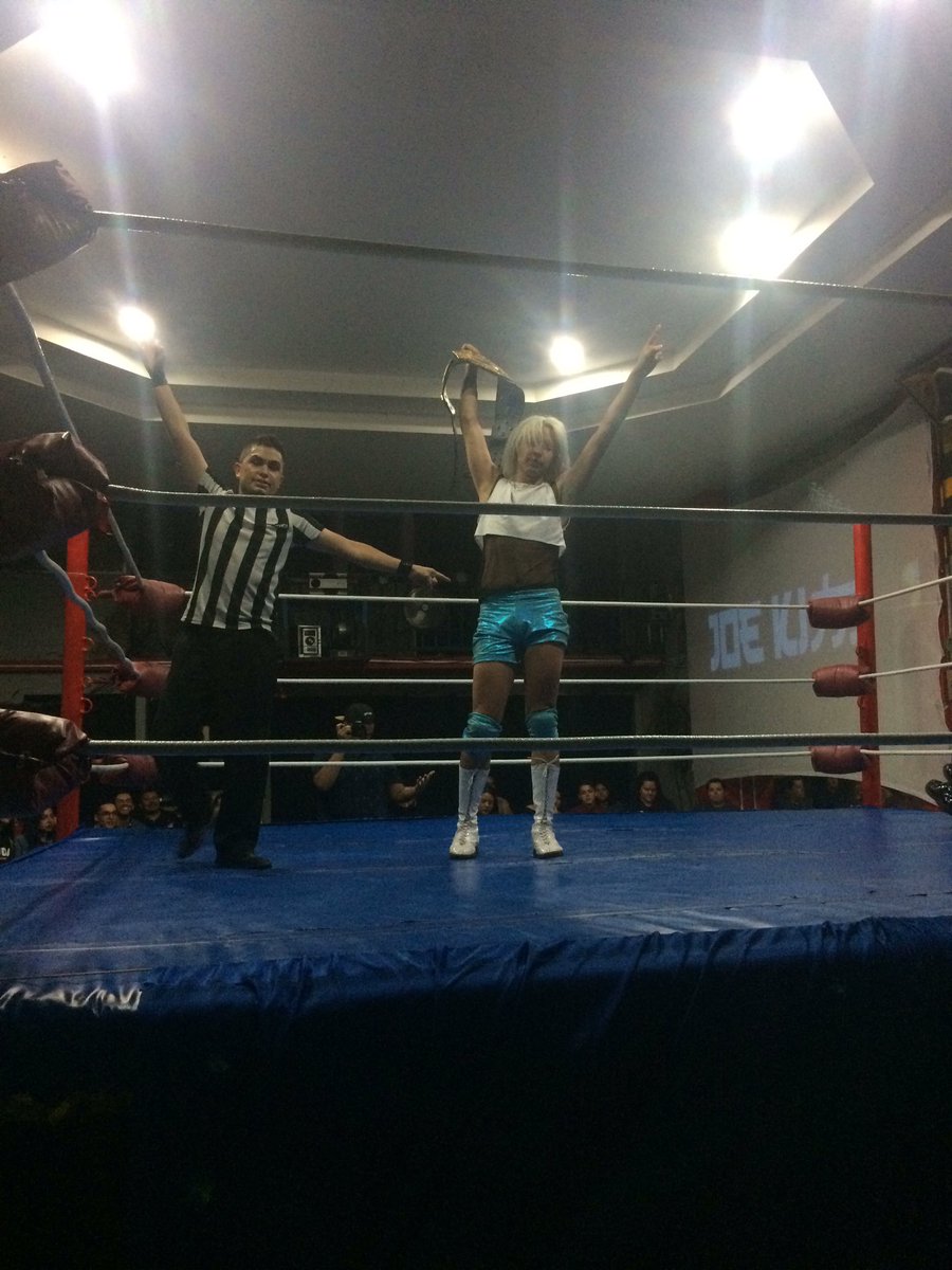 TuanisClub's tweet photo. En otro final polémico @JoeKim_CWE le gana al número 1 @EscualoMx por descuido de @TortugaCWE y retiene el campeonato mundial de @official_cwe #ElOrigen https://t.co/PuB3FgNuJH