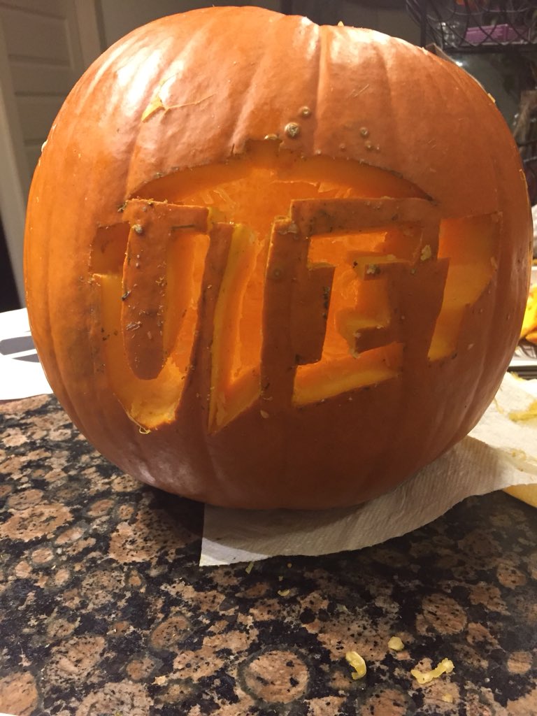 daniel_ches's tweet image. Go Miners! #UTEP #UTEPAlumni @utep @utepalumni #Classof2015 #Halloween