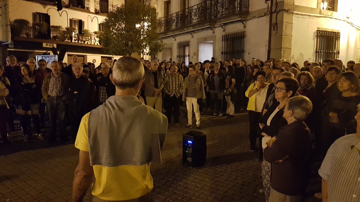 Altsasugurasoak's tweet photo. Mañana Adur, Jokin y Oihan cumplirán 700 días en prisión. Dos años en los que #Altsasu ha sufrido uno de los más claros ejemplos de criminalización e intoxicación mediática. Ante esto, mañana nos concentraremos en el Frontón Burunda con la dignidad y la razón de un pueblo. https://t.co/SK9TpxFCkM