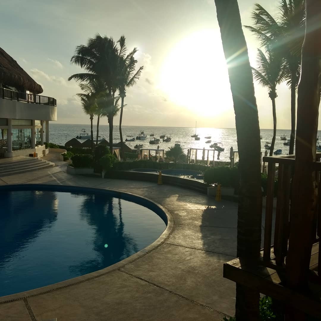 Every night should begin with a view of the Playa del Carmen ocean as boats chase the sun rays. | photo: natachadiz