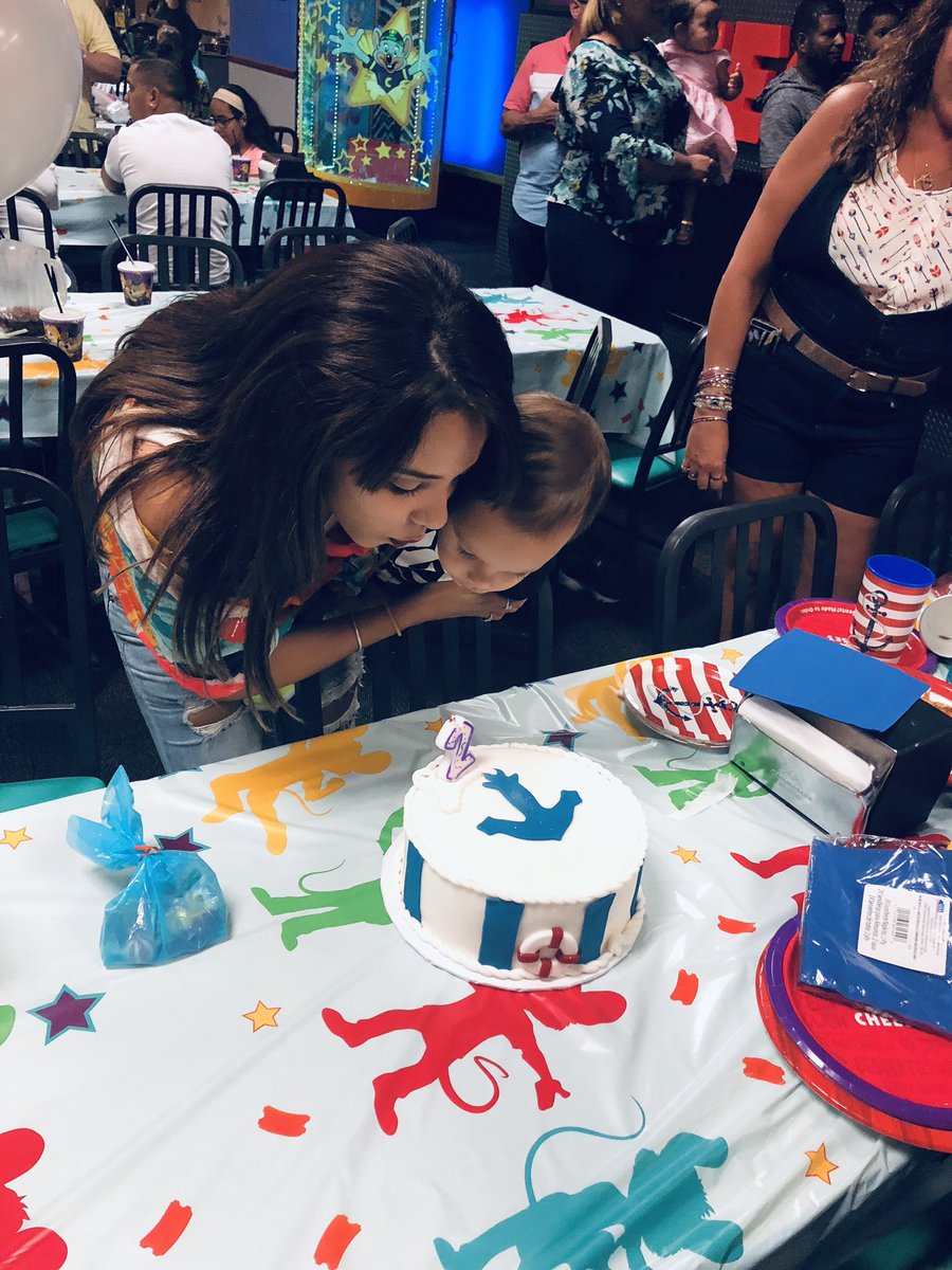 S_Desiree17's tweet photo. El amor de mi vida!! Que cumplas muchos más mi cielo! Te amo ! #kingseba #2 #yseguimoscelebrando 🎊🎁🎈🤴🏼👩‍👦 https://t.co/cVwNx22PZ0