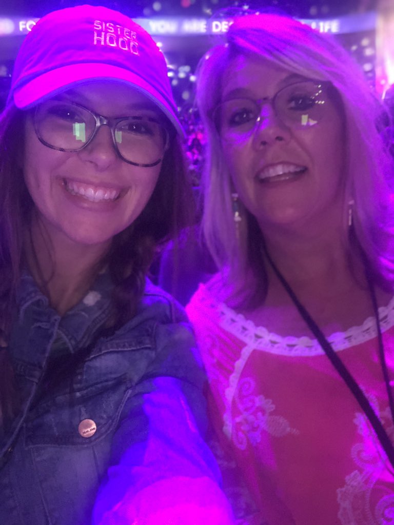 Angie_Realtor's tweet image. Mother/Daughter having a GREAT Time #DFLConf2018 can’t wait for #DFLConf2019!