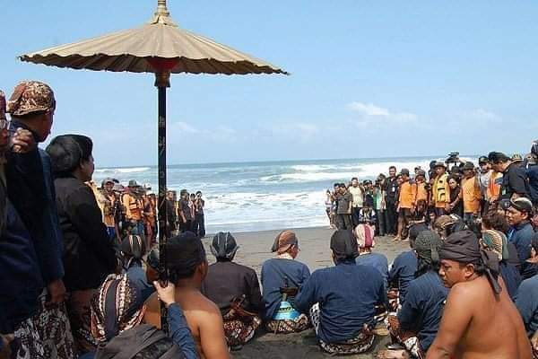 Ritual Sedekah Laut yang sudah turun temurun dilakukan nenek moyangku kemarin dibubarkan oleh 9 orang bercadar. 

Kalian pikir aku akan terima kehilangan arti: Jogja, the Spirit of Java? 

Jika harus melawan perusuh itu, aku adalah bagian dari perlawanan itu.