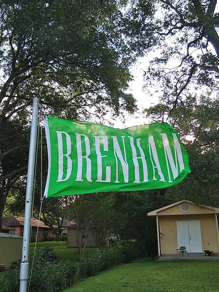 MrHistory123's tweet photo. Sadly, this southerly gulf coast wind may be summer's last gasp, but it's got my @BrenhamISD flag pegged out and REPPIN' π #RepThePRIDE πΌ https://t.co/gvyHmVlZDs