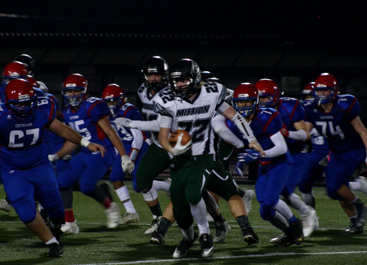 MissionSeniorFB's tweet photo. Breakin out of the sea of Centaurs https://t.co/xywwJK7cVS