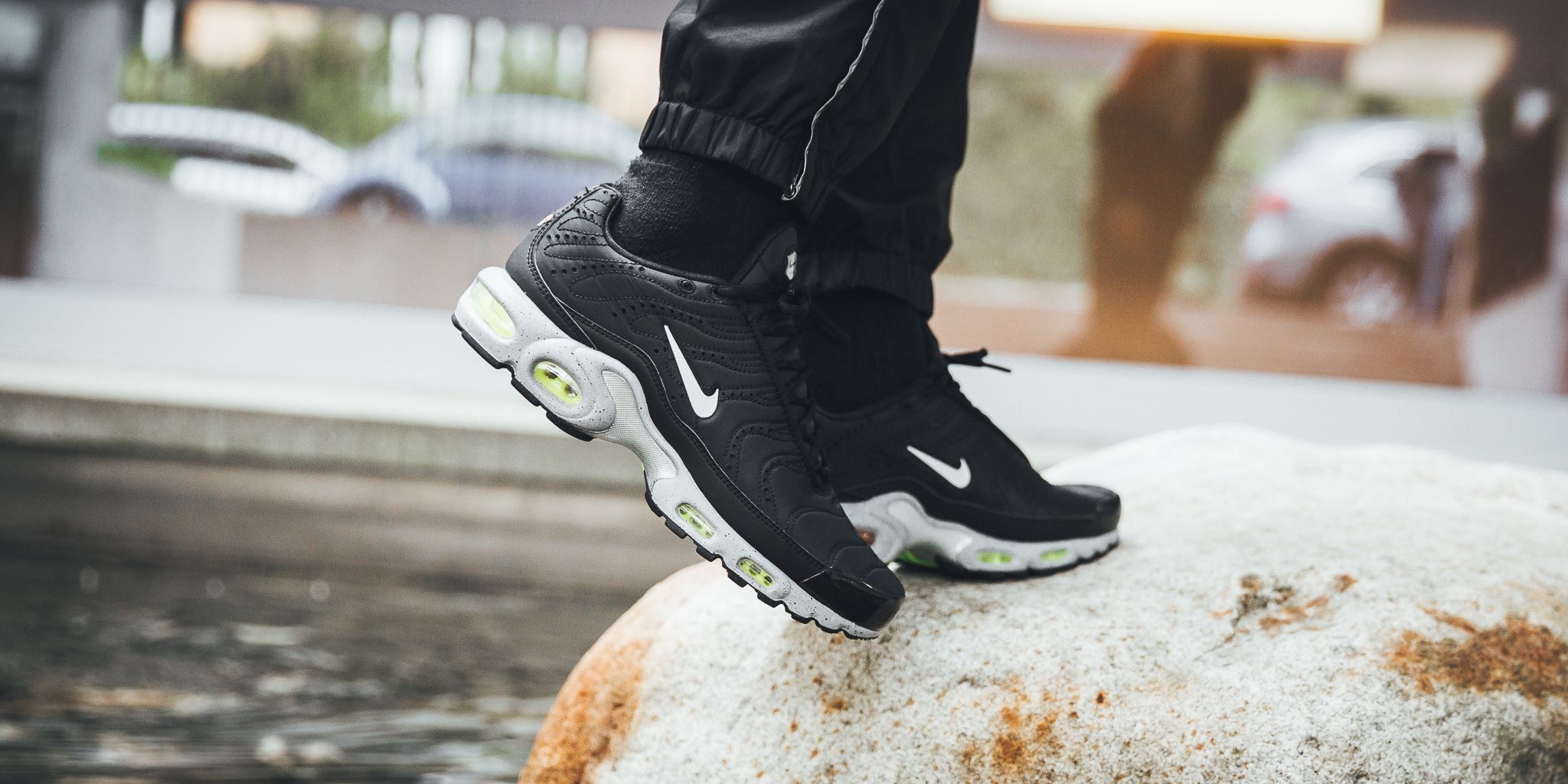 nike air max plus prm black matte silver & volt