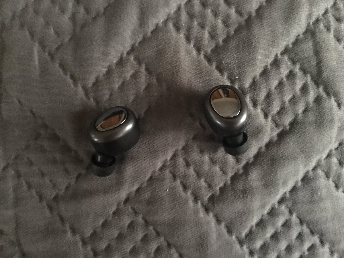 SarahEra9's tweet photo. Love these Bluetooth earbuds by Yoleo! They come with their own portable rechargeable case! https://t.co/AmCkTruRao