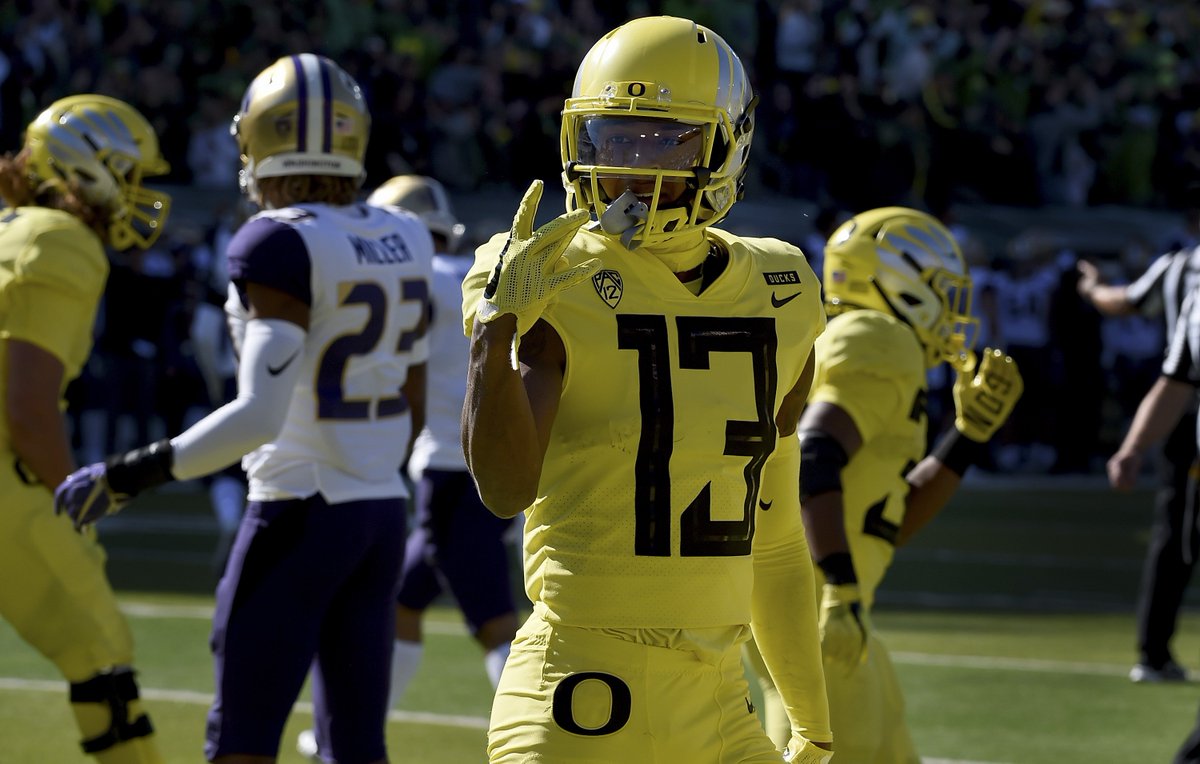 BleacherReport's tweet photo. 🚨 No. 17 Oregon upsets No. 7 Washington, 30-27 in OT 🚨 https://t.co/nLc8nIorTr