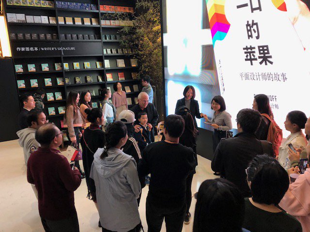 robjanoff's tweet photo. What a fantastic launch event for Rob's new book #takingabiteoutoftheapple - one of several in #chengdu #china this one for #winshare with over 200 people @belastierpress https://t.co/vvzFCCuZsN https://t.co/fSW08rM6Qg