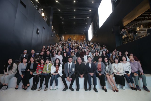 robjanoff's tweet photo. What a fantastic launch event for Rob's new book #takingabiteoutoftheapple - one of several in #chengdu #china this one for #winshare with over 200 people @belastierpress https://t.co/vvzFCCuZsN https://t.co/fSW08rM6Qg