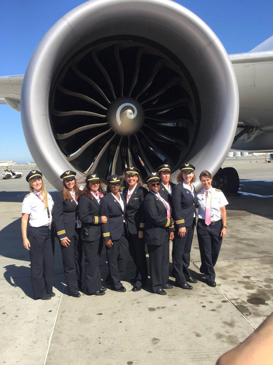 DeltaWorking4UA's tweet photo. SFO #GirlsInAvationDay2018! #whyiloveAO #ua @weareunited @rossithomas27 #787Dreamliner #futureofunited #sfo #UnitedAirlines #femalepilots https://t.co/h1l131f5yI