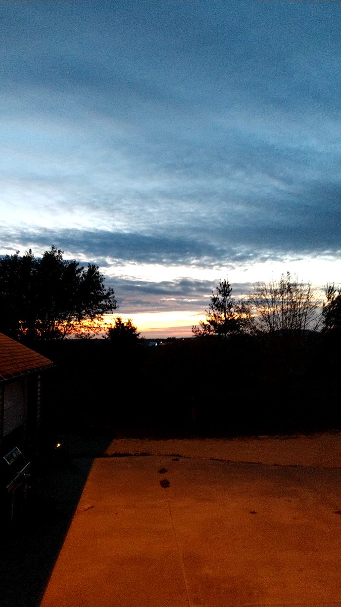 jofarmgirl's tweet photo. Perfect fall evening. Reminds me why I love living and working in the country. https://t.co/JgfYHW5Msx