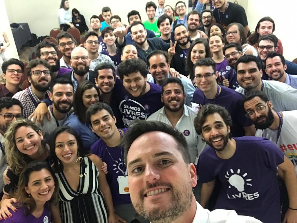 EuSouLivres's tweet image. A #LibertyCon pra gente acabou assim: num bate-papo com nossos associados presentes, que conheceram nossos dirigentes e tiraram dúvidas sobre nosso rumo pós-eleições. Ficamos muito felizes em construir o Livres com todos vocês! #EuSouLivres