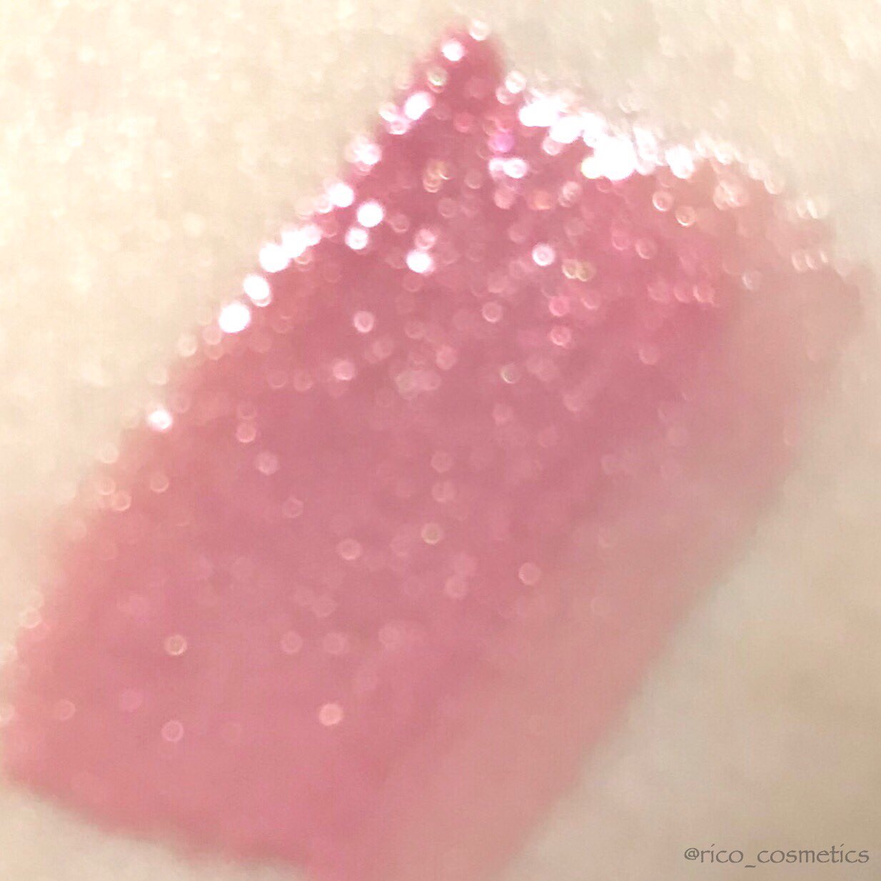 りこ ジルスチュアート ドレスドルージュの限定色 06 Pink Pearl Earrings 店頭でたまたま見つけて あまり手持ちにない白みのあるモーブピンクに惹かれました ゴールド シルバー ピンクの多色ラメが控えめに輝き ひと塗りで薄い膜を りこ ジルスチュアート ドレスドルージュの限定色 06 Pink Pearl Earrings 店頭でたまたま見つけて あまり手持ちにない白みのあるモーブピンクに惹かれました ゴールド シルバー ピンクの多色ラメが控えめに輝き ひと塗りで薄い膜を