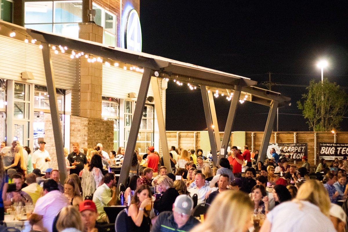 golfsuitesusa's tweet photo. Our outdoor patio really is the best place to relax and listen to some live music 🎶 Matt Morgan is playing tonight at 8pm! #4OREisFUN https://t.co/VhjTbBsKEr