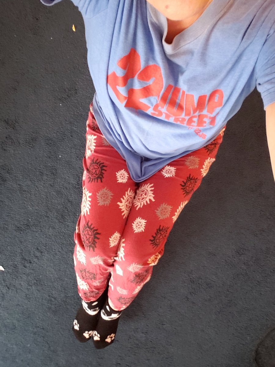 DameBelleRose's tweet photo. Tried to make it to 6:00p before hopping into my pjs but, I just couldn't wait. #letsgetcomfy https://t.co/FlUDtdoTAF