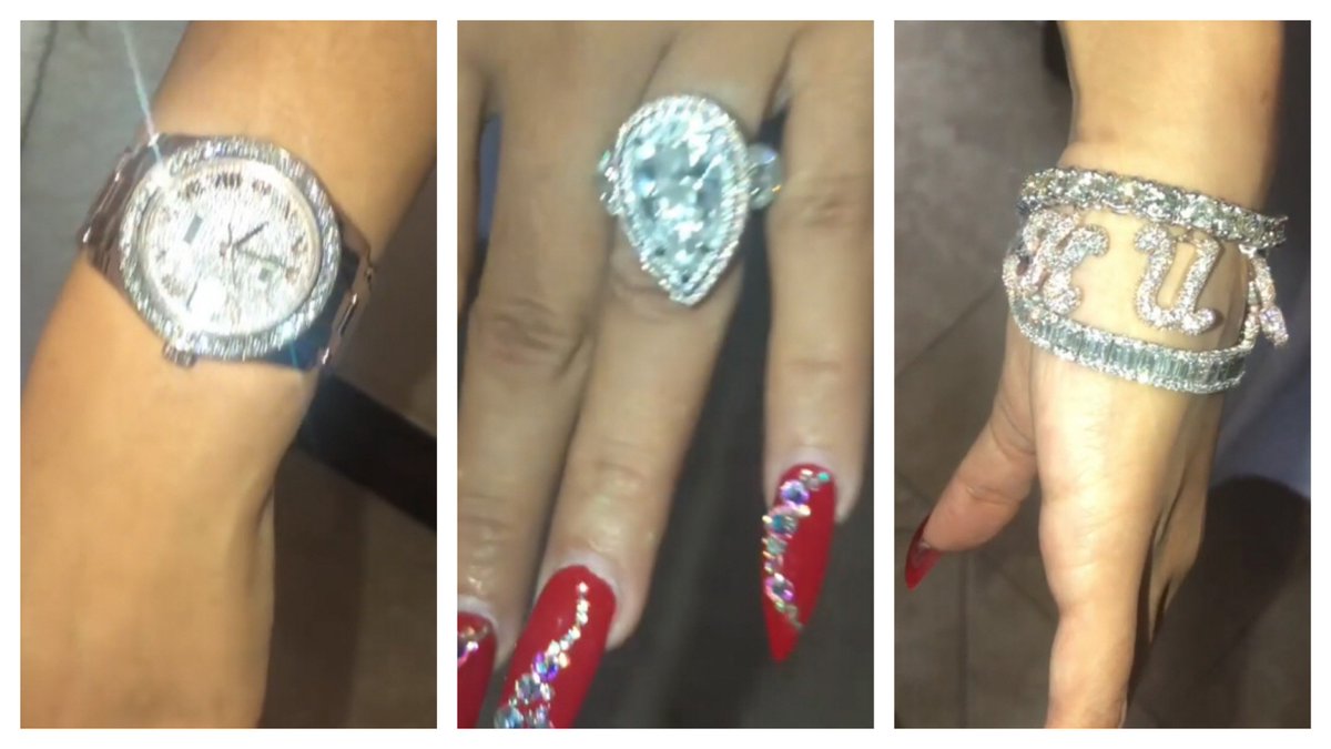 ocnnreport's tweet photo. Watch #CardiB Show the diamond necklace and bracelet offset bought her on Instagram
https://t.co/DkaqXqaYXz https://t.co/pE1ICGCjbY