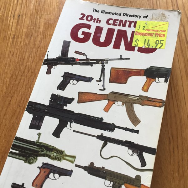 資料探して家の本棚漁ってたら、IDW（正確にはパーカーホールのPDW）が掲載されてる本ありました！David MIller著、「20th century guns」。
本文がそんなに詳しく触れてる訳ではないのが残念･･･！ 