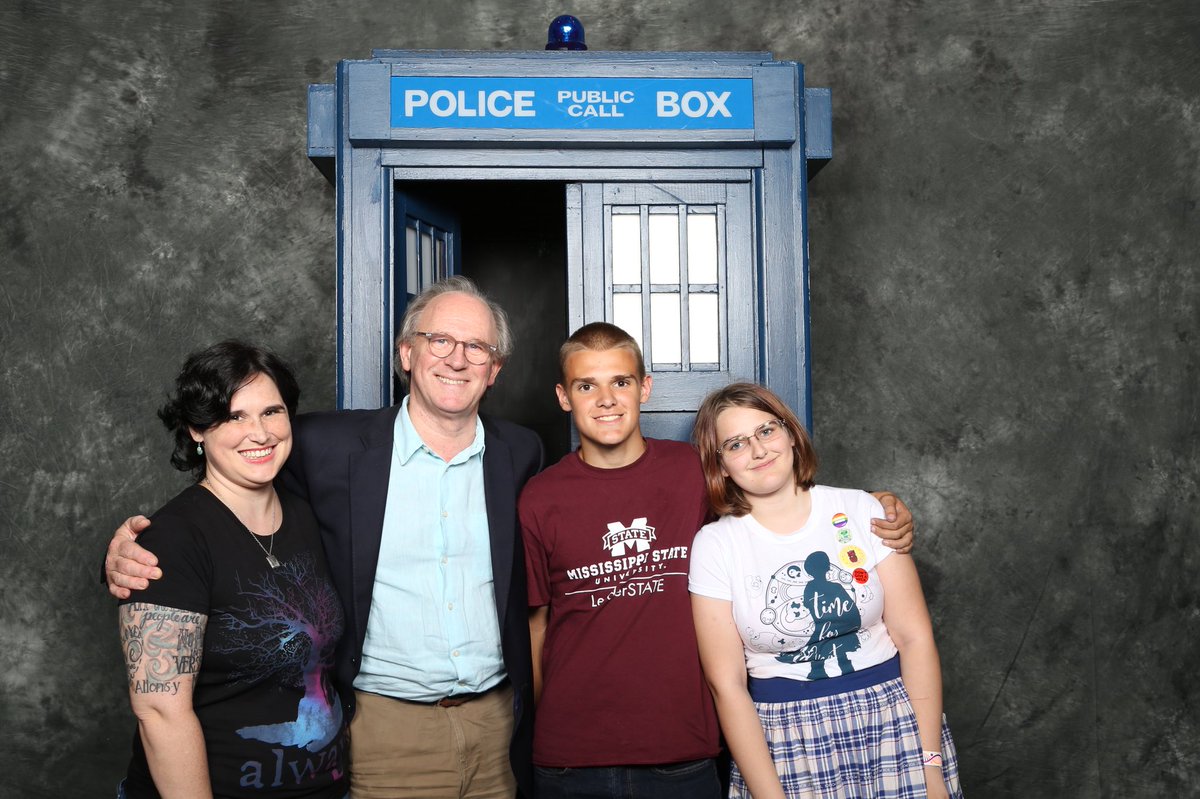 MaryCat1719's tweet photo. Great day at @GCFFBILOXI ... we got to meet @PeterDavison5 and Nona got to meet @marchimark ... not a bad way to spend a Saturday! https://t.co/FOBq00bP7z