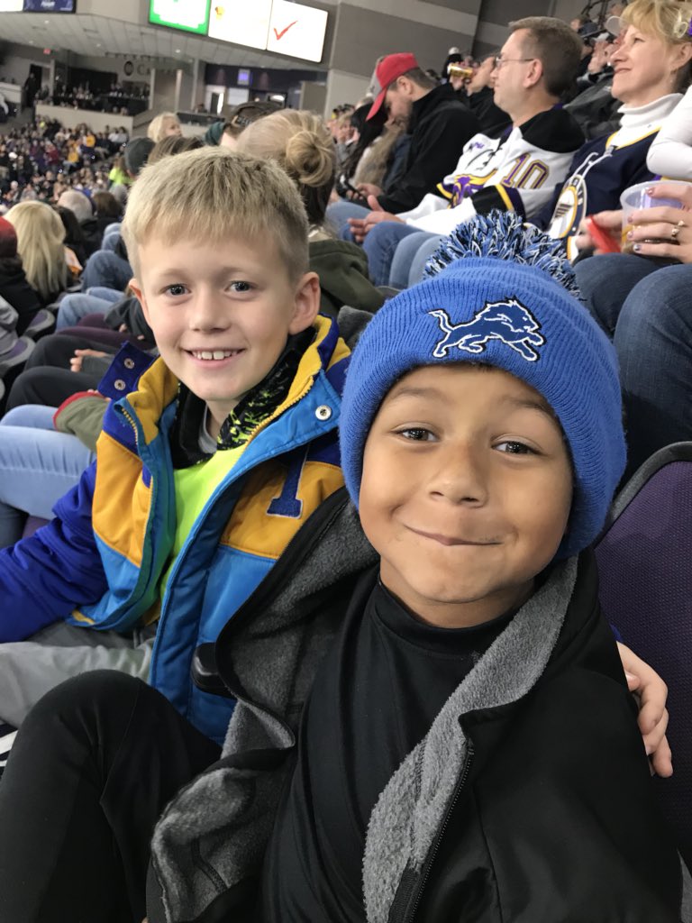 BigBagAKnuckles's tweet photo. Future Mavs #MSUvsBU #HornsUp https://t.co/Rx6iyNXEuU