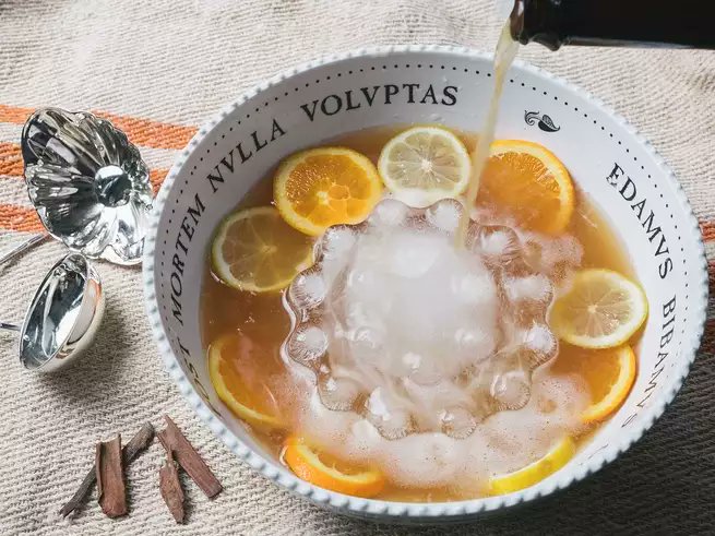 SAVEURMAG's tweet photo. 15 cocktails for your Halloween party because you'll need something stiff to wash down all that candy https://t.co/pqdaymIyGA https://t.co/SVwz3bQtmO