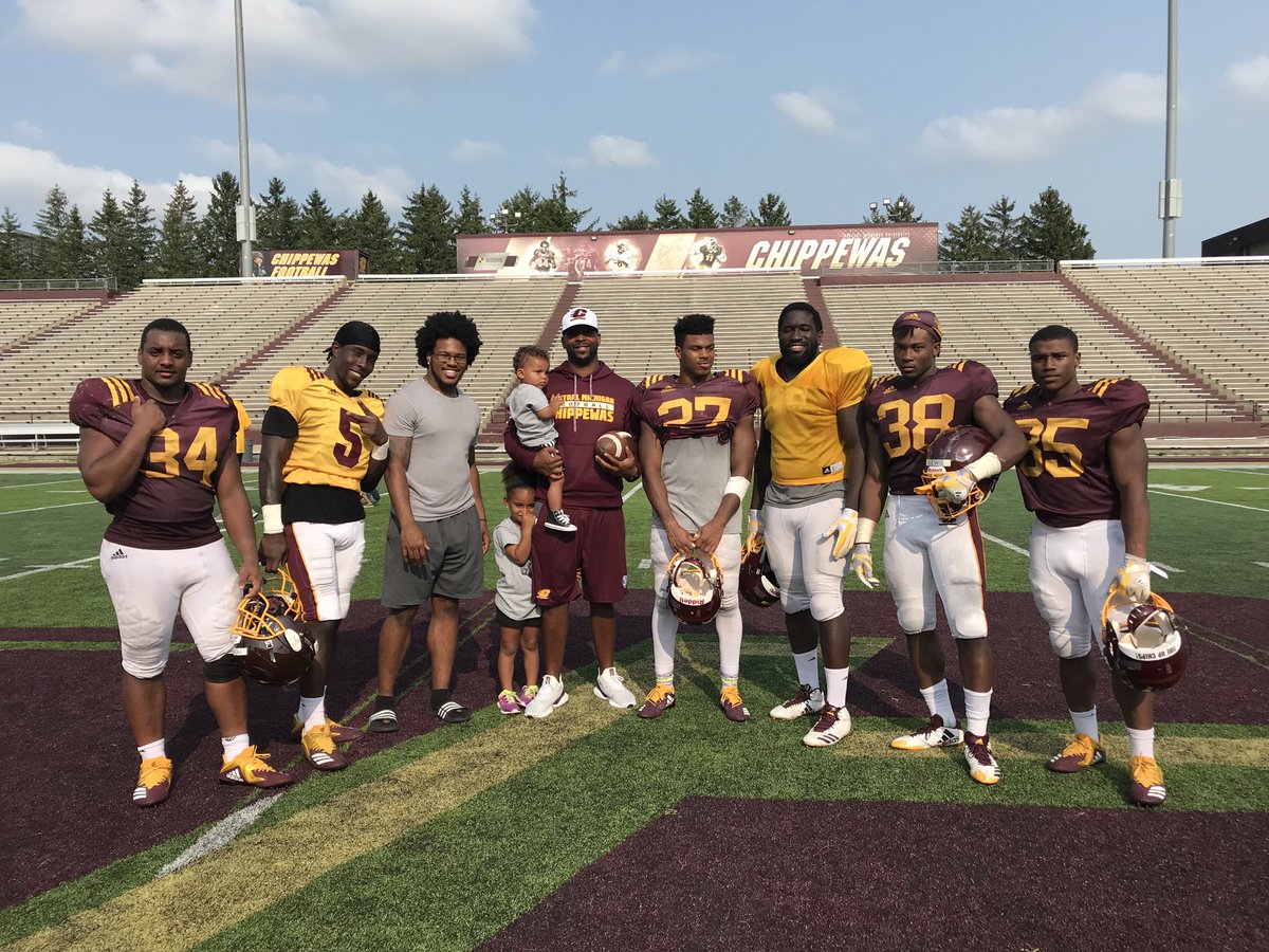 CoachJ_Everett's tweet photo. Love this Crew! We will prevail.. No matter how much falls on us, we keep plowing ahead. That's the only way to keep the roads clear.
Greg Kincaid #BOB #ChipRBs #GS https://t.co/AFZz4TtWaS